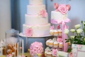 White wedding cupkace cake decorated with flowers-cm (1)